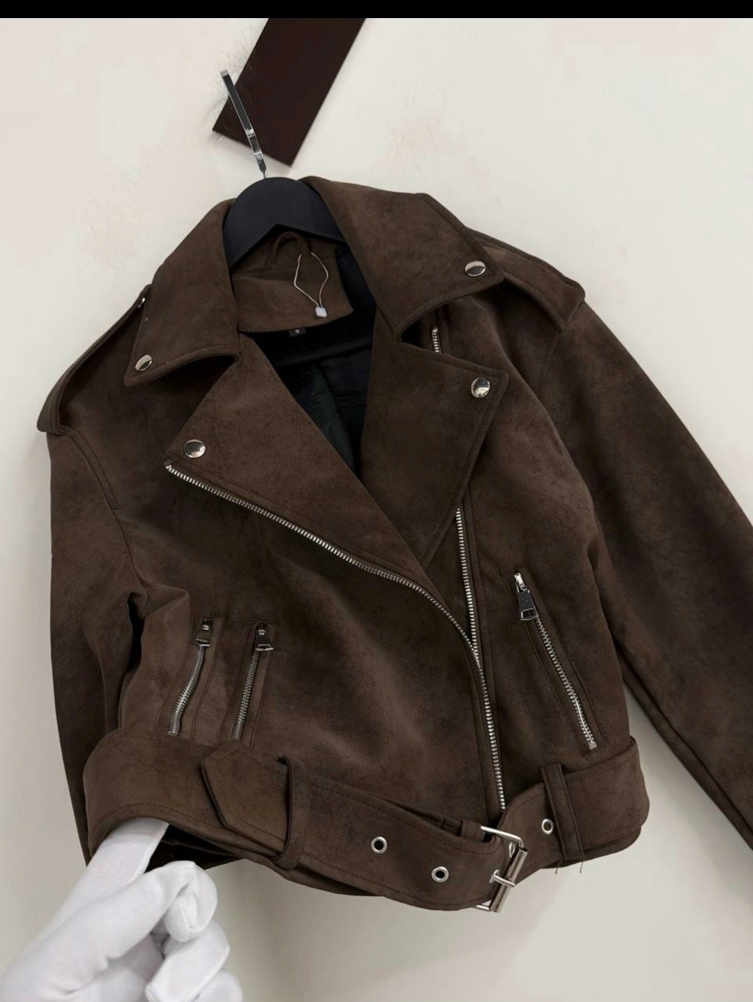 женская байкерская куртка из искусственной замши,женская замшевая куртка косуха коричневая,косуха кожаная куртка оверсайз saint shine,замшевая куртка косуха,коричневая женская куртка из натуральной мя