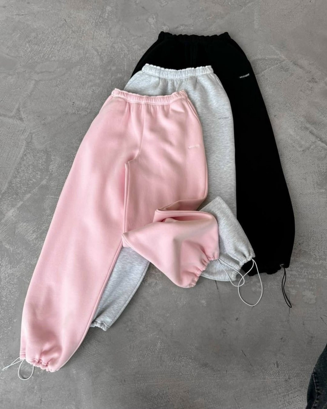 брюки розовые,светло-розовые женские джоггеры dreskod dk02 22,светло-розовые джоггеры dreskod,розовые спортивные штаны,брюки свободные