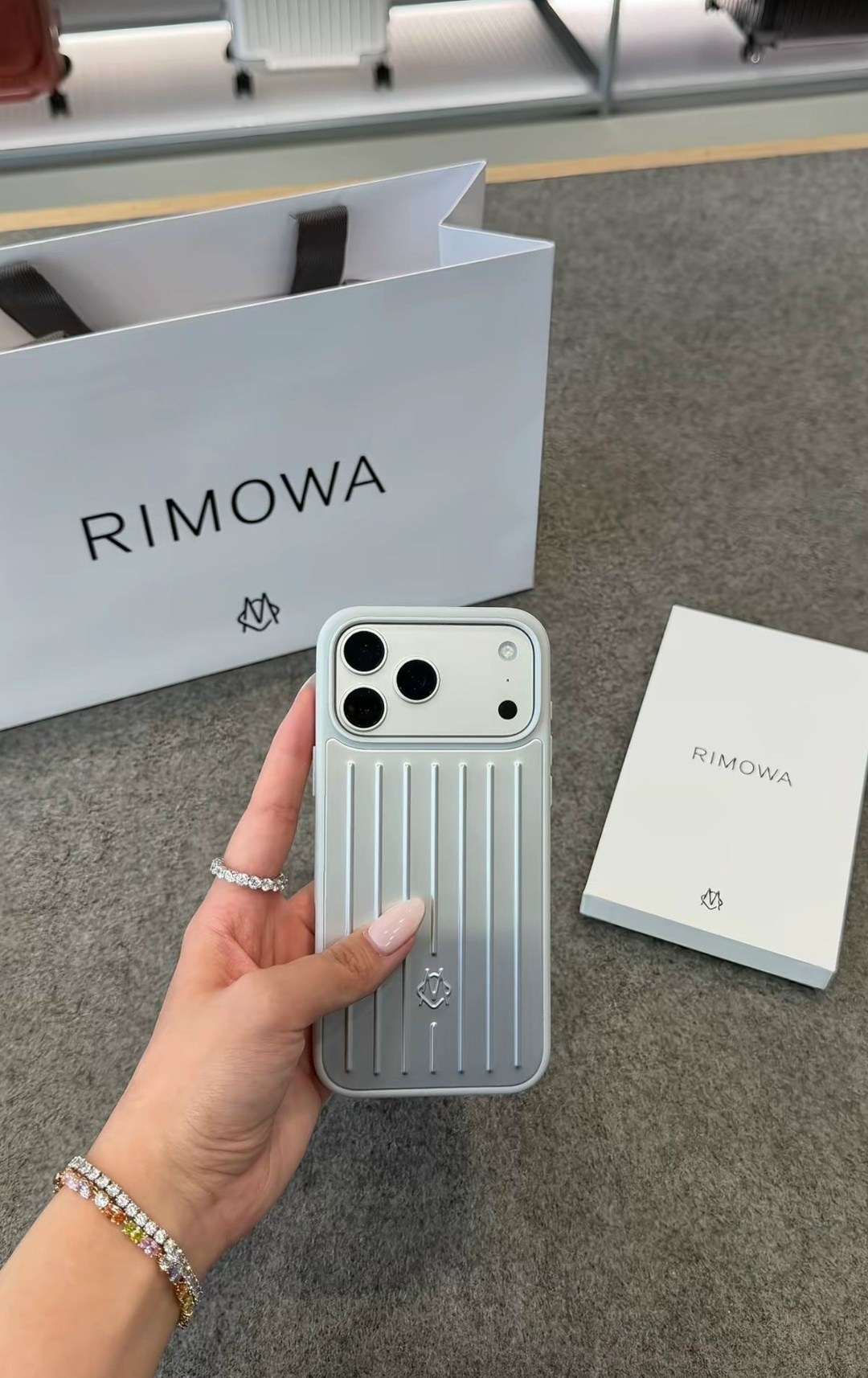 чехол для смартфона apple rimowa серебристый алюминиево-магниевый сплав,rimowa iphone case aluminum silver for iphone 15 pro,чехол для iphone 17 pro max,чехлы для iphone,iphone 17 pro max
