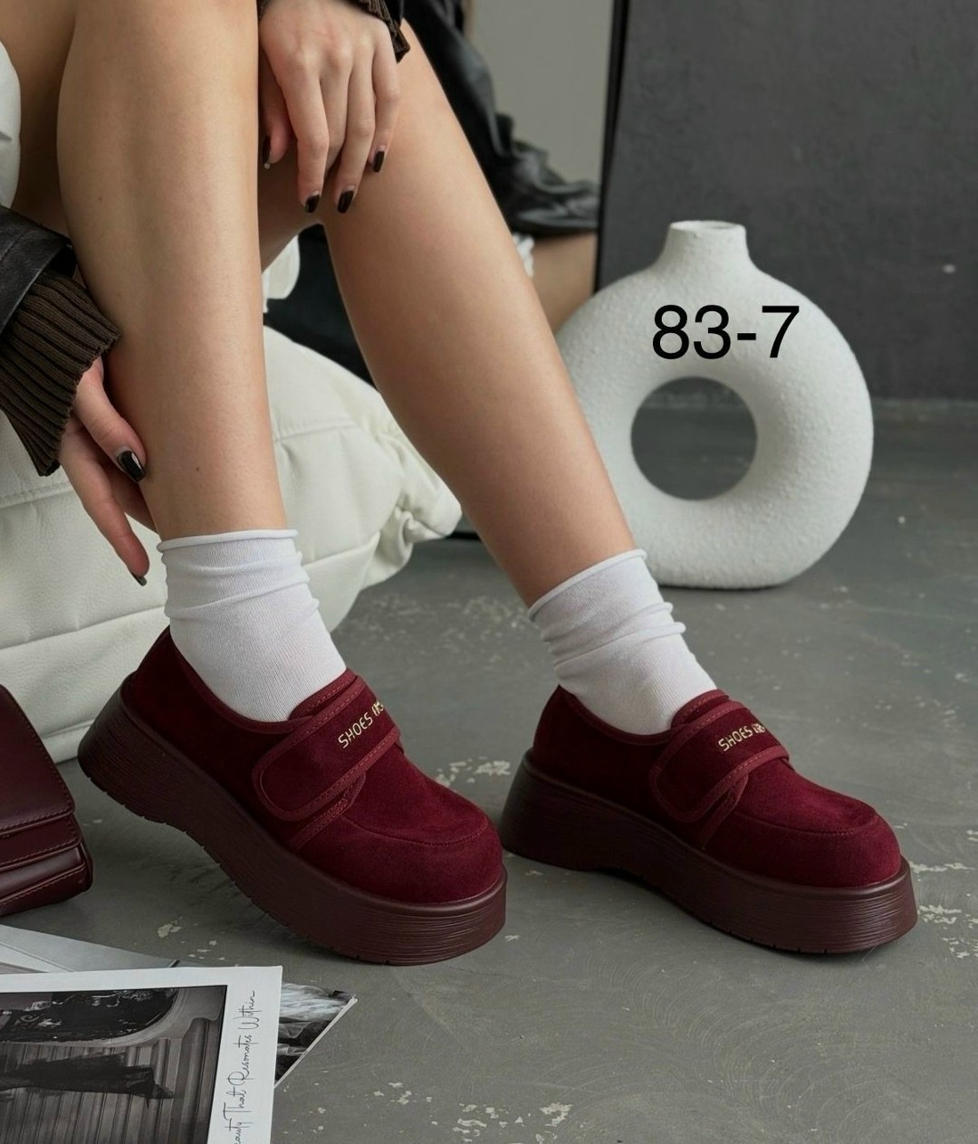 ,замшевые лоферы miu miu на высокий подошве и фирменной фурнитурой,повседневная ,модная женская ,мокасины бордовые женские