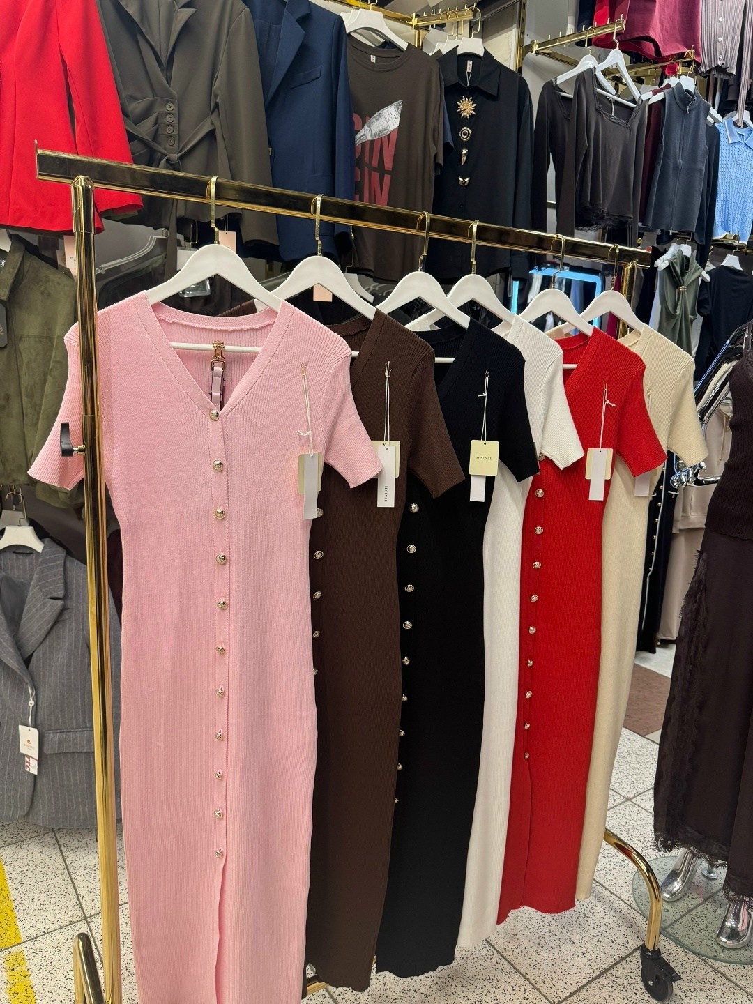 женское трикотажное облегающее платье,женское трикотажное платье средней длины,платье с одинарным рядом пуговиц,женское трикотажное платье с разрезом,женское платье