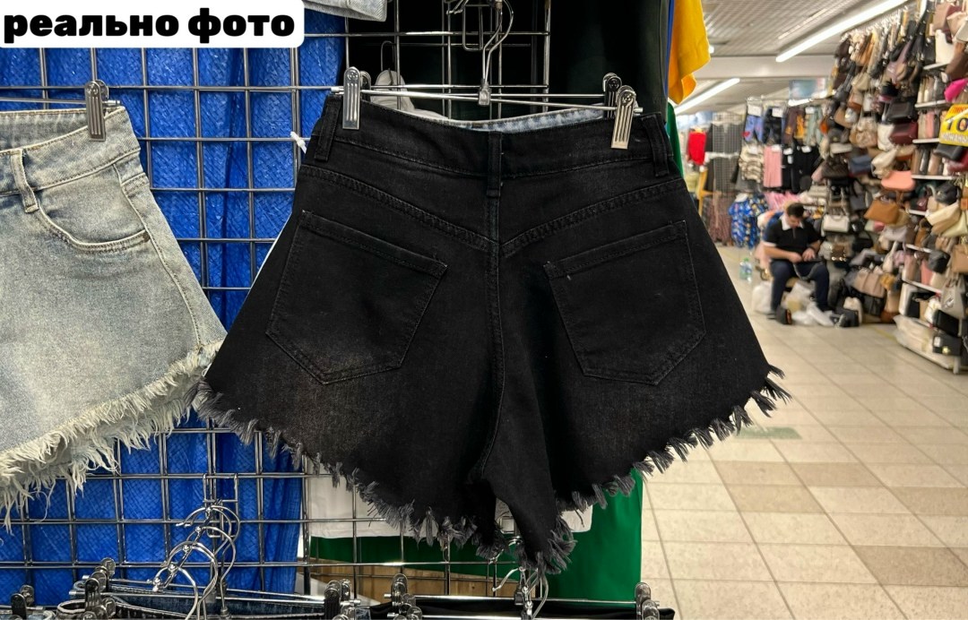 девушка,фигуристая девушка в длинной белой футболке,фигуристая девушка в длинной белой футболке до бедер,женщин,фигура моделей