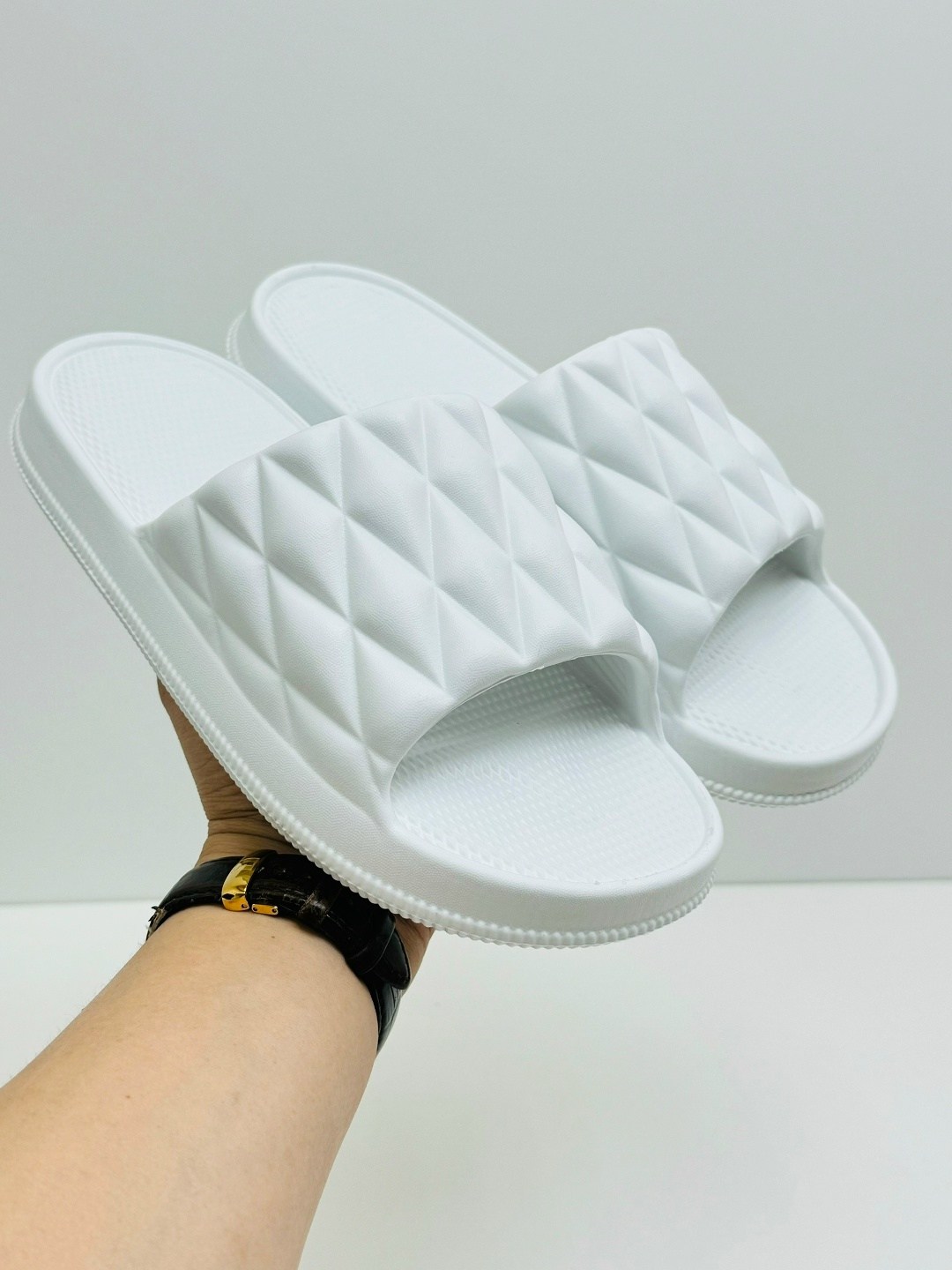 шлепанцы женские,модные шлепанцы,мужские шлепанцы,шлепки женские,черные шлепанцы