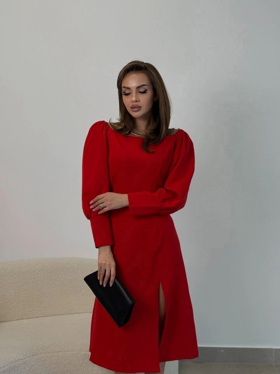 платье в длине миди с объемными рукавами в красном цвете,платье красное,красное платье миди,красное платье с рукавами фонариками,платье миди с рукавами фонариками