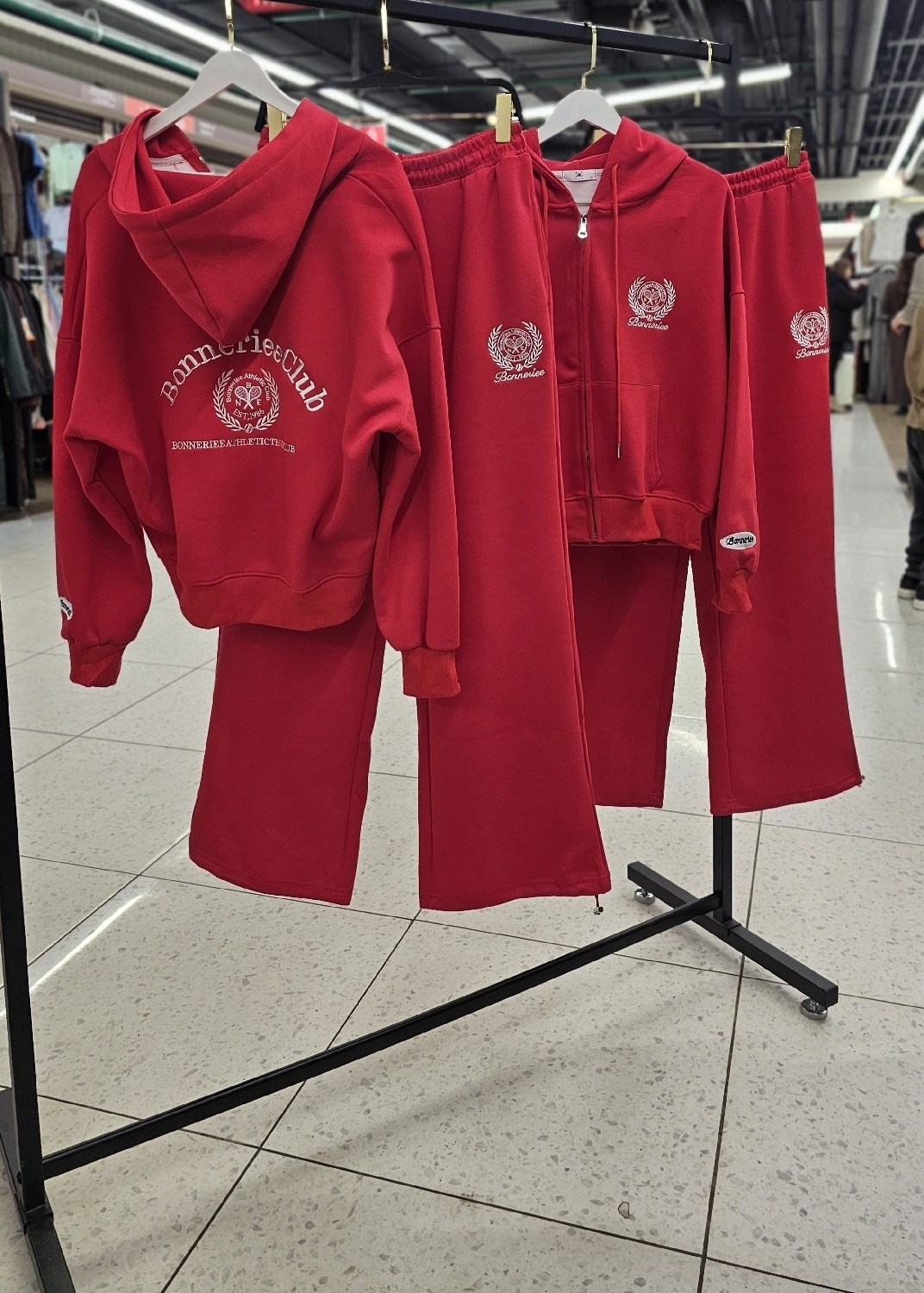 спортивный костюм женский,спортивный костюм с зип худи оверсайз old money весна цвет красный,женский красный костюм miu miu,костюм спортивный,стильный костюм