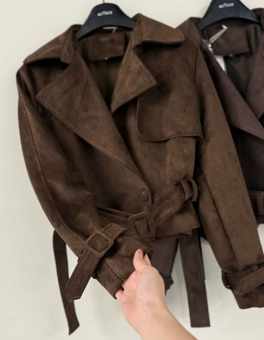 классическая коричневая замшевая женская куртка с поясом,куртка косуха замшевая коричневая с поясом tadari,замшевые куртки,куртка замшевая женская,замшевая куртка с поясом