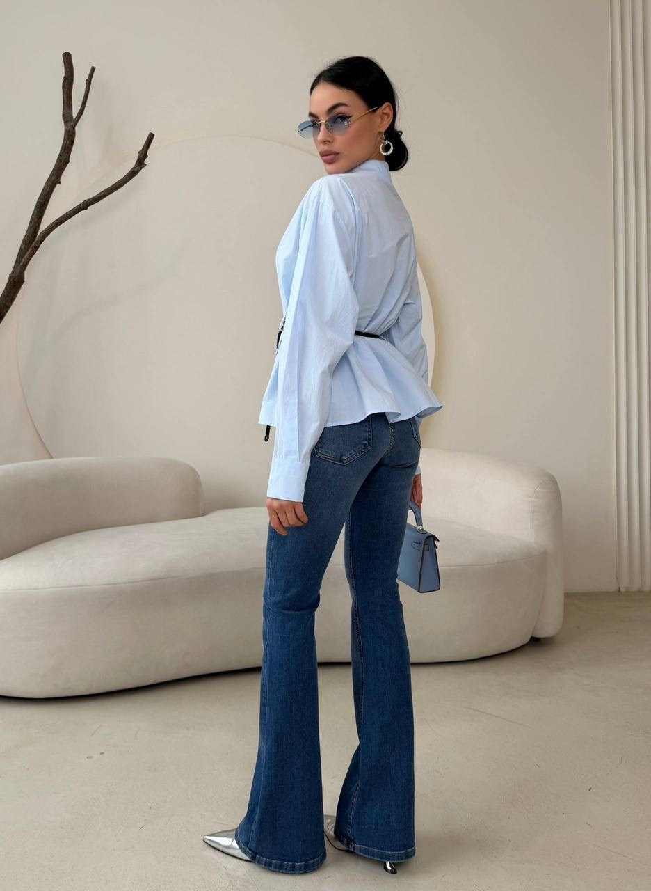 рубашка с джинсами,блузка стильная,джинсы рубашка,образ с голубой рубашкой,джинсы модные