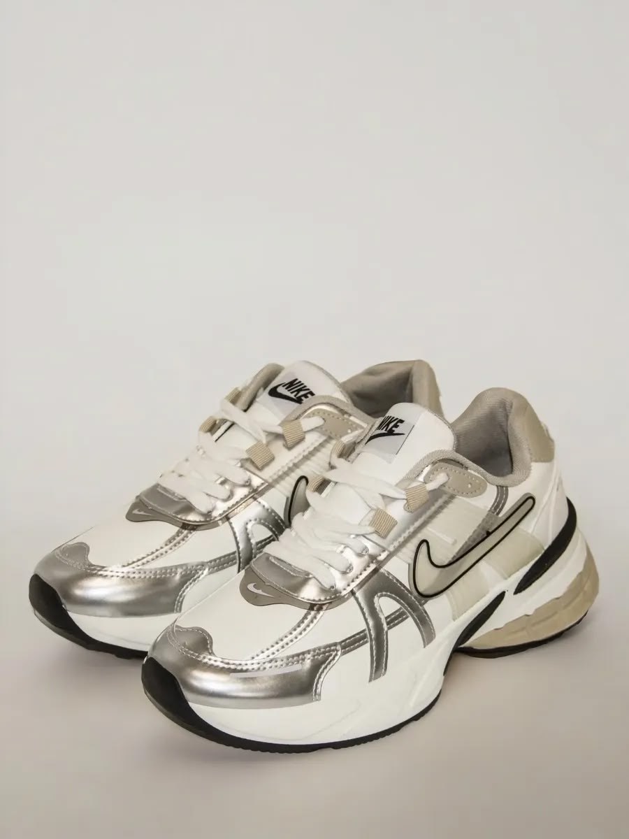 женские кроссовки,кроссовки женские nike,женские кроссовки nike initiator серебристого цвета,кроссовки nike,кроссовки nike v2k run ретро прилив сетка дышащий бег