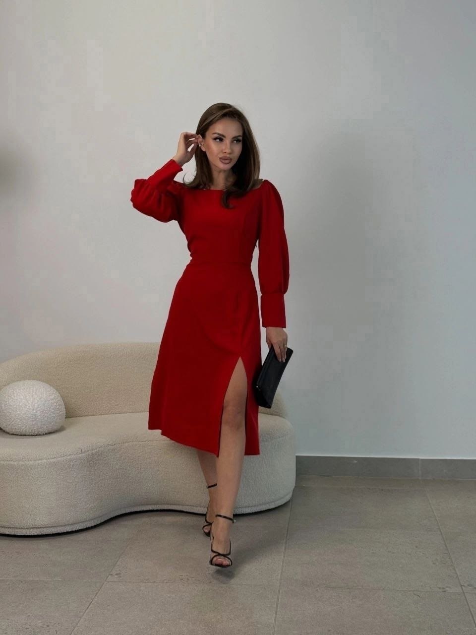 платье в длине миди с объемными рукавами в красном цвете,платье красное,красное платье миди,красное платье с рукавами фонариками,платье миди с рукавами фонариками