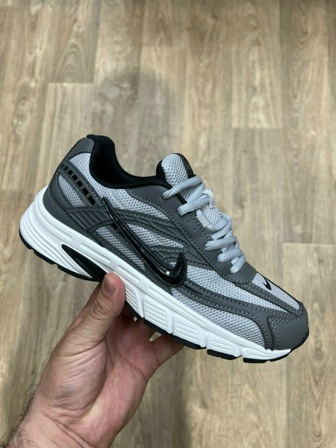 кроссовки nike initiator,кроссовки nike,кроссовки мужские nike initiator бежевые hj7683-072,повседневные кроссовки,мужские беговые кроссовки initiator от finish line nike бежевый