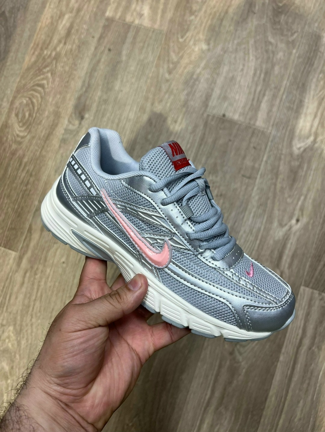 кроссовки nike initiator,кроссовки nike,кроссовки мужские nike initiator бежевые hj7683-072,повседневные кроссовки,мужские беговые кроссовки initiator от finish line nike бежевый