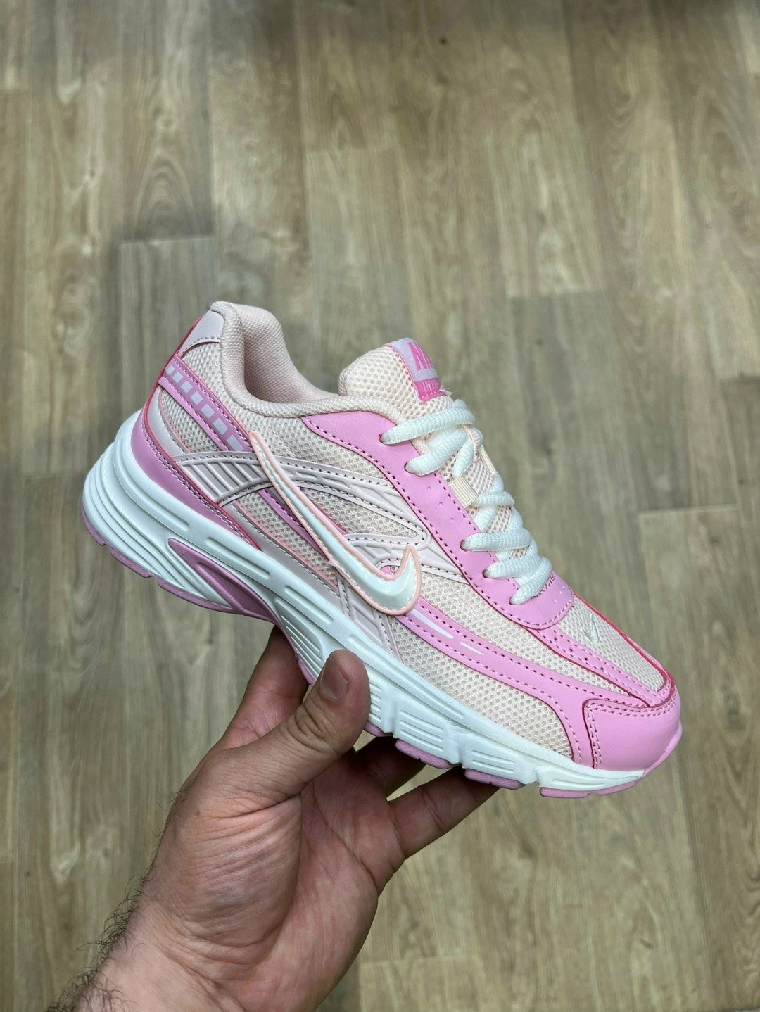 кроссовки nike initiator,кроссовки nike,кроссовки мужские nike initiator бежевые hj7683-072,мужские беговые кроссовки initiator от finish line nike бежевый,женские кроссовки nike