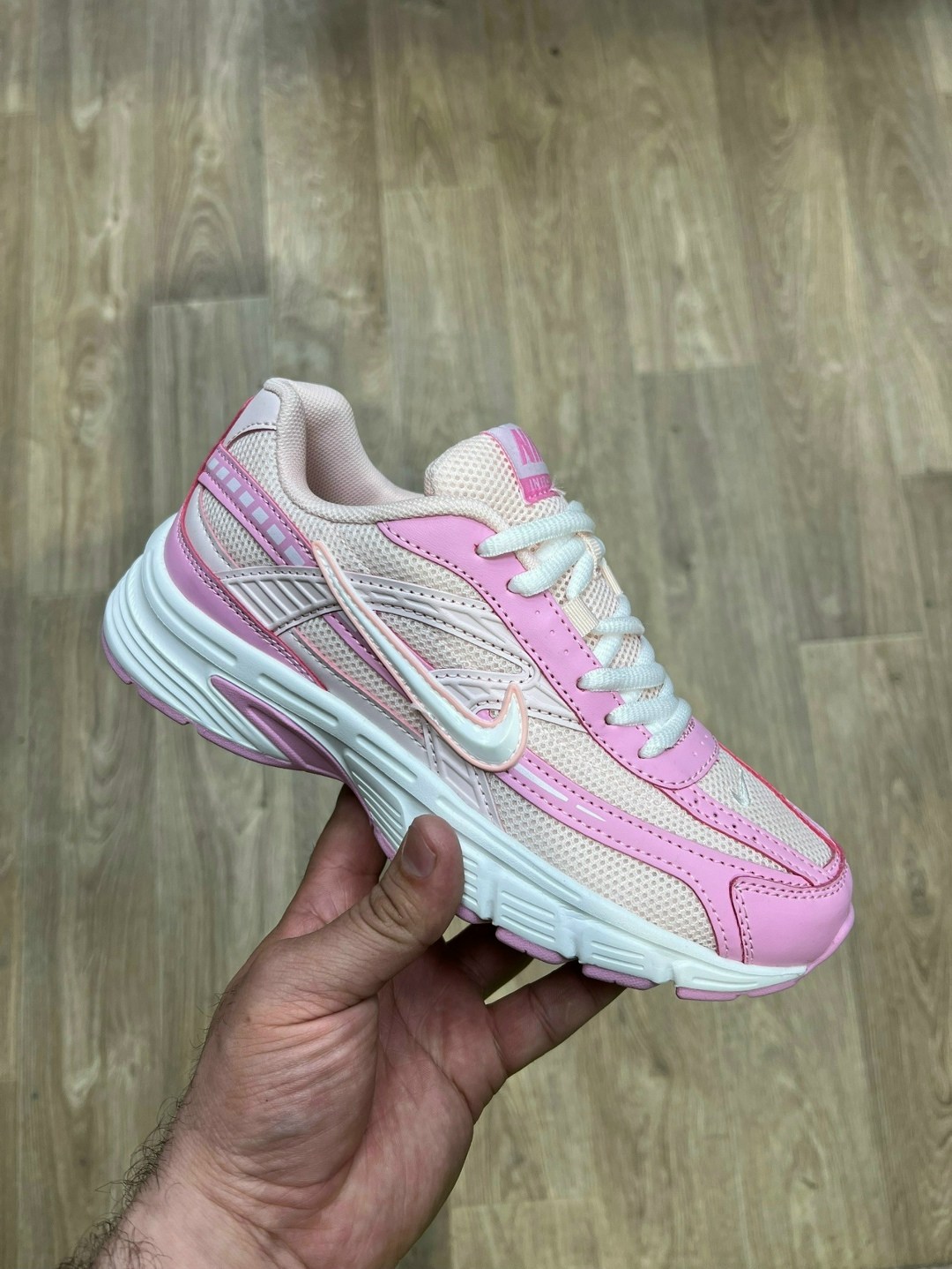 кроссовки nike initiator,кроссовки nike,кроссовки мужские nike initiator бежевые hj7683-072,повседневные кроссовки,мужские беговые кроссовки initiator от finish line nike бежевый