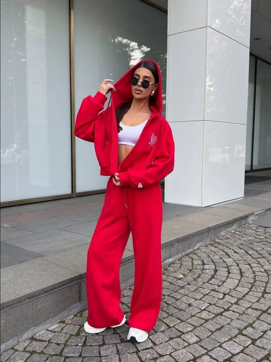 спортивный костюм женский,спортивный костюм с зип худи оверсайз old money весна цвет красный,женский красный костюм miu miu,костюм спортивный,стильный костюм