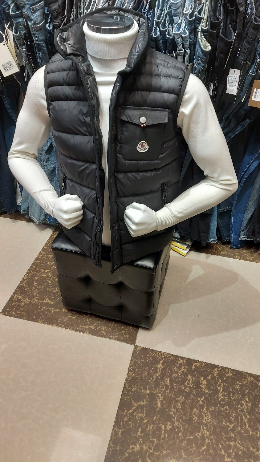 жилет moncler мужской,moncler жилет,жилетка moncler,moncler мужской брендовый жилет чёрного цвета,жилетка монклер мужская