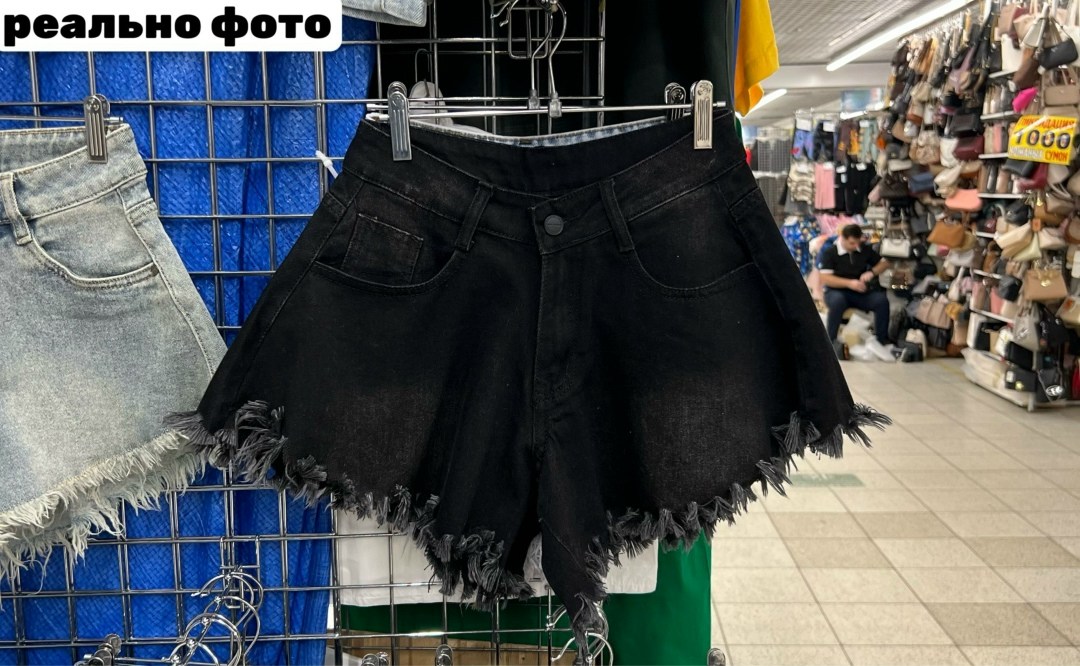 девушка,фигуристая девушка в длинной белой футболке,фигуристая девушка в длинной белой футболке до бедер,женщин,фигура моделей