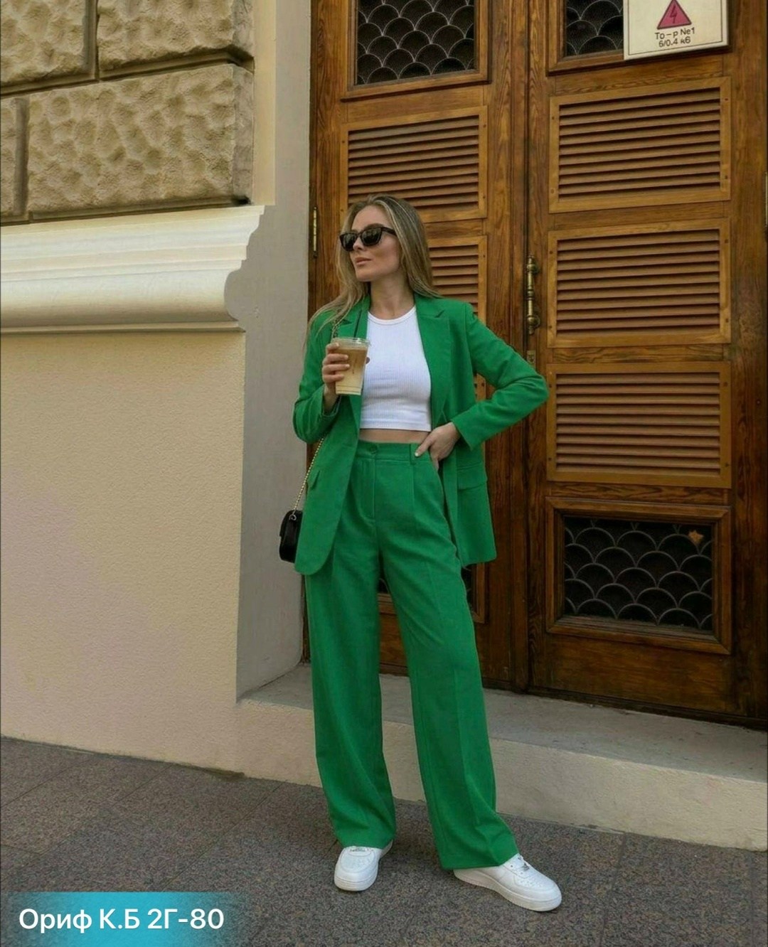 брючный костюм зеленого цвета,зелёный костюм брючный,женский брючный костюм,брючный костюм dilana vip 1992 зеленый,женский зеленый костюм