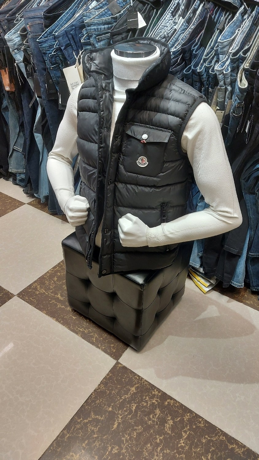 жилет moncler мужской,moncler жилет,жилетка moncler,moncler мужской брендовый жилет чёрного цвета,жилетка монклер мужская