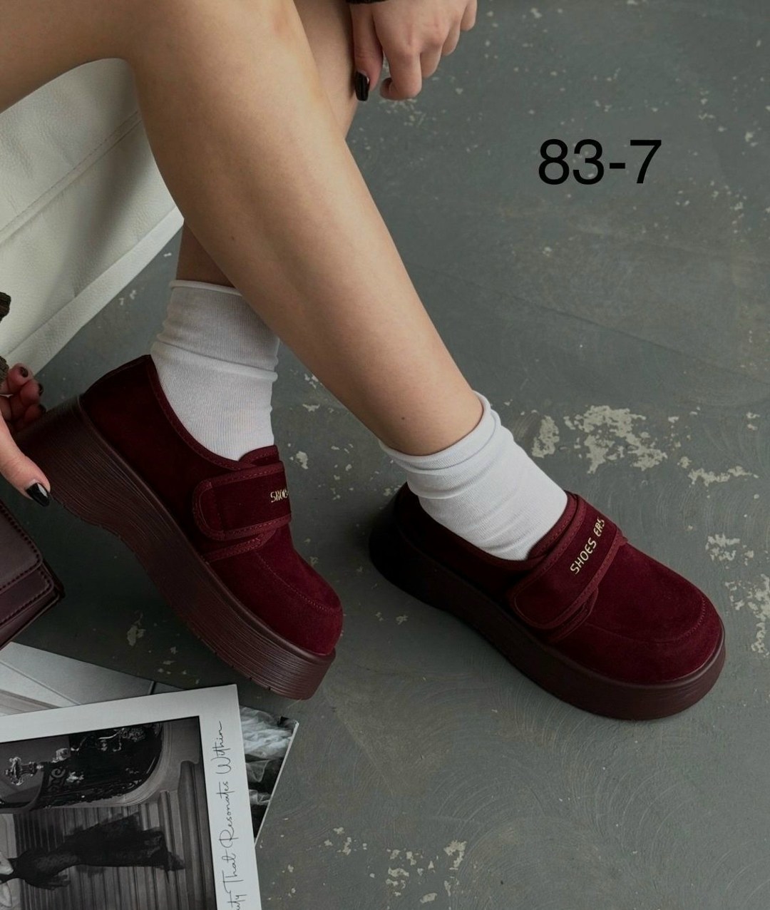 ,замшевые лоферы miu miu на высокий подошве и фирменной фурнитурой,повседневная ,модная женская ,мокасины бордовые женские