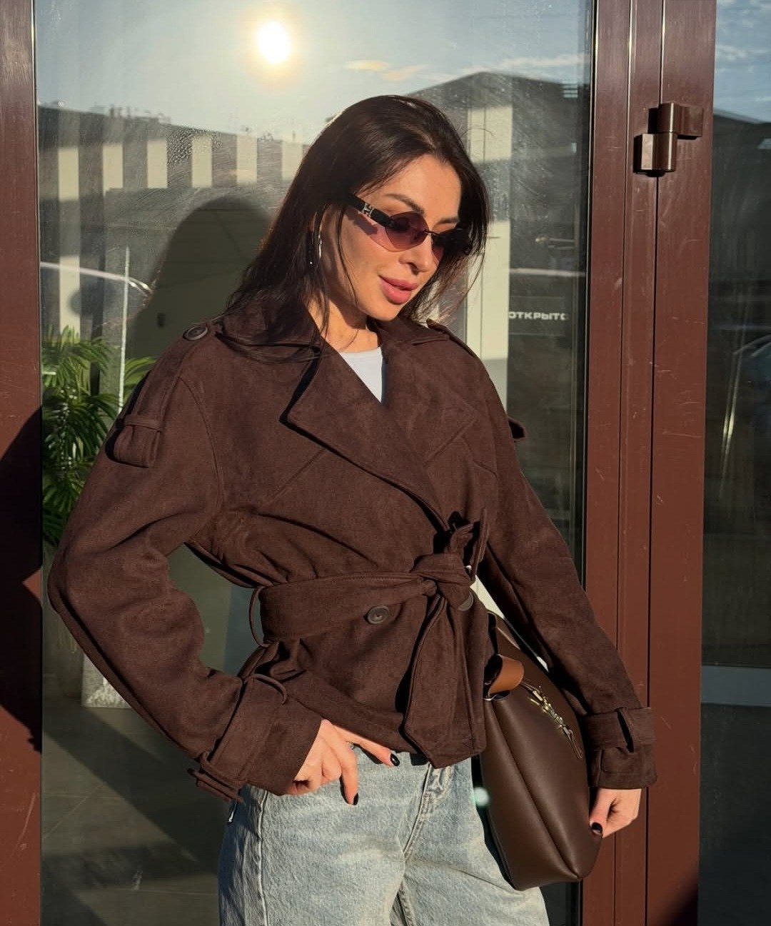 куртка косуха замшевая коричневая с поясом tadari,классическая коричневая замшевая женская куртка с поясом,куртка замшевая,куртка замшевая женская,женская куртка из замши шоколад