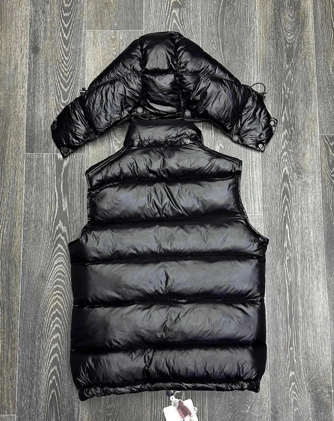 moncler жилетка лаковая,жилетка moncler,жилет moncler,жилетка пуховик монклер,жилетка монклер