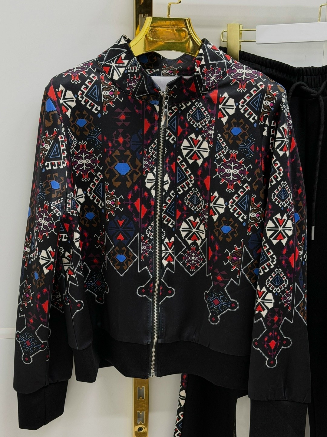 мода модная,женской одежды,женская мода,уличный стиль,куртка бомбер