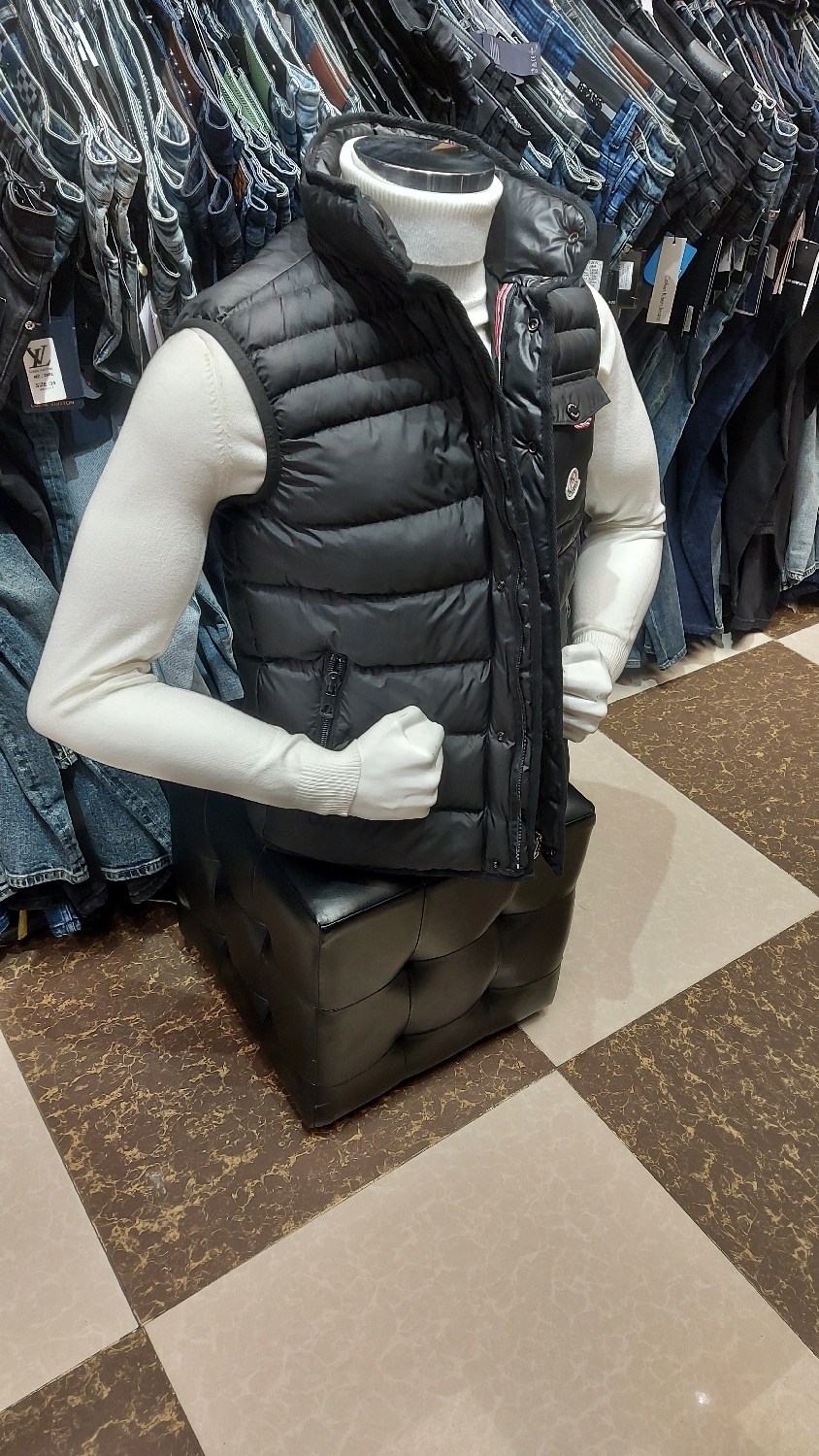 жилет moncler мужской,moncler жилет,жилетка moncler,moncler мужской брендовый жилет чёрного цвета,жилетка монклер мужская