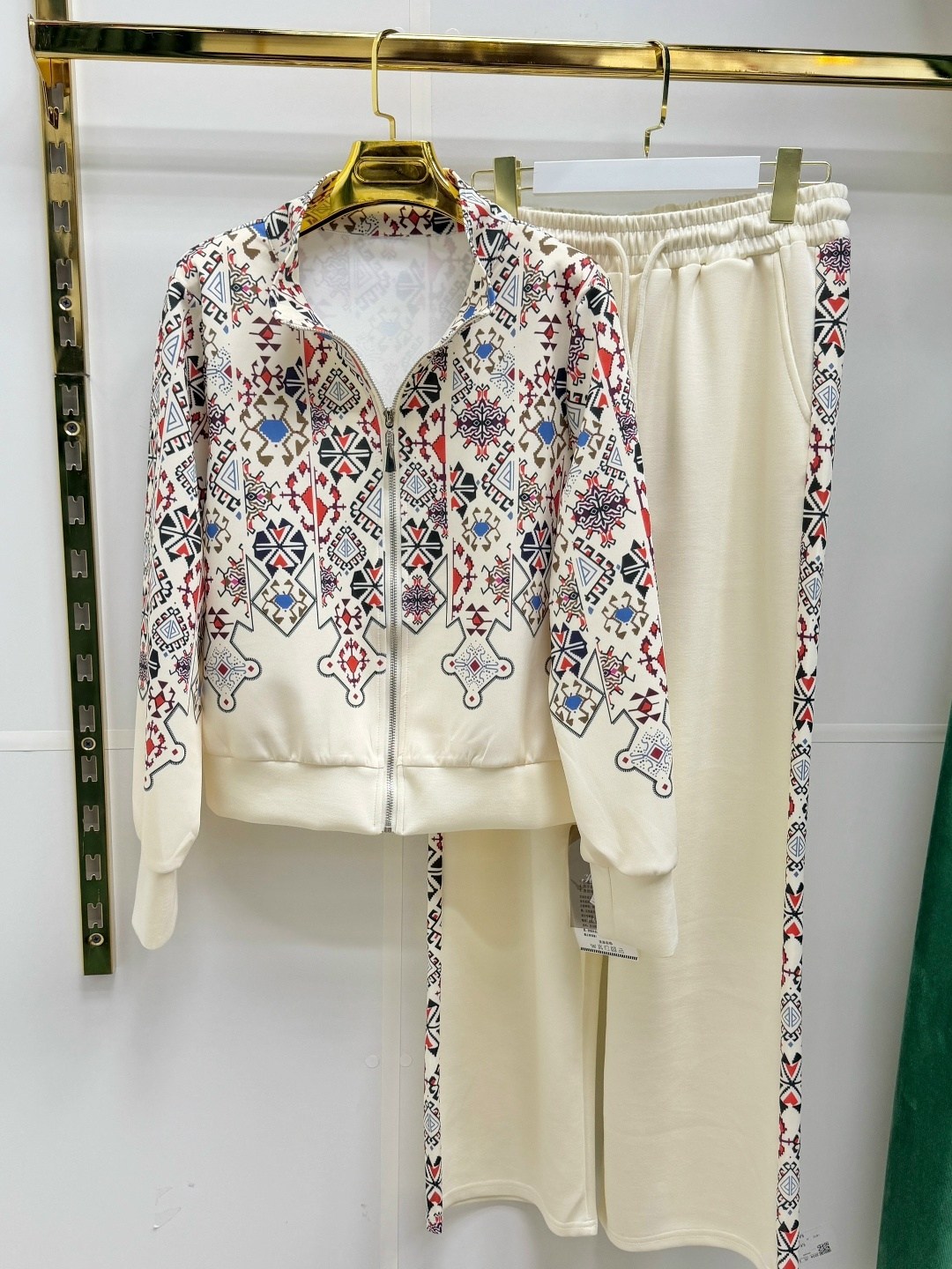 мода модная,женской одежды,женская мода,уличный стиль,куртка бомбер