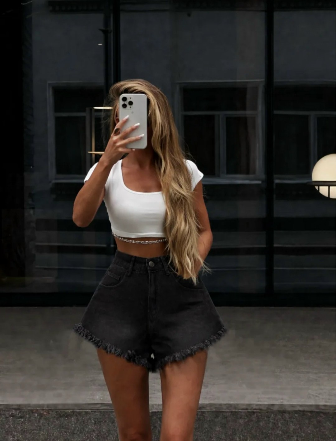 девушка,фигуристая девушка в длинной белой футболке,фигуристая девушка в длинной белой футболке до бедер,женщин,фигура моделей