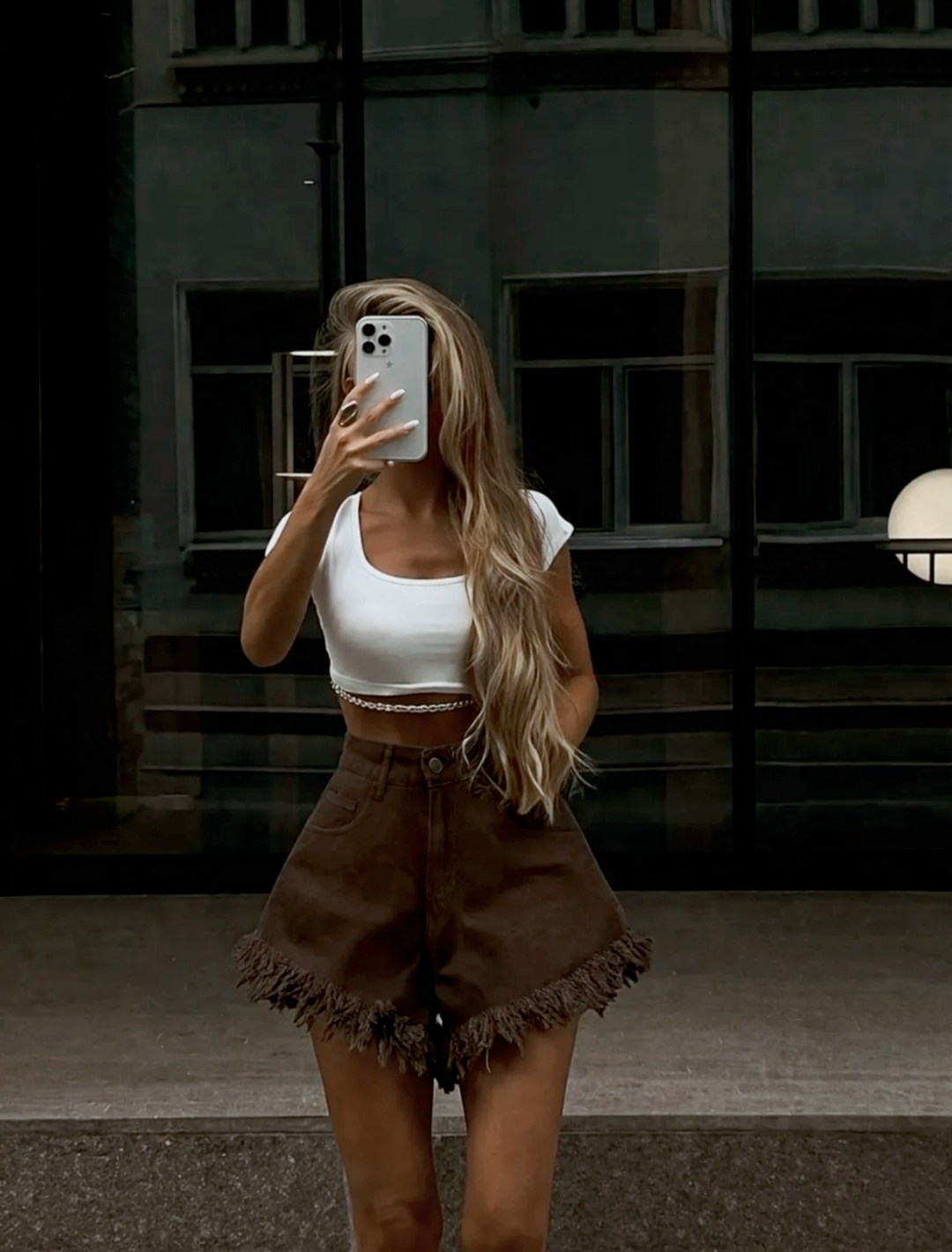 девушка,фигуристая девушка в длинной белой футболке до бедер,фигуристая девушка в длинной белой футболке,фигура моделей,модели блондинки