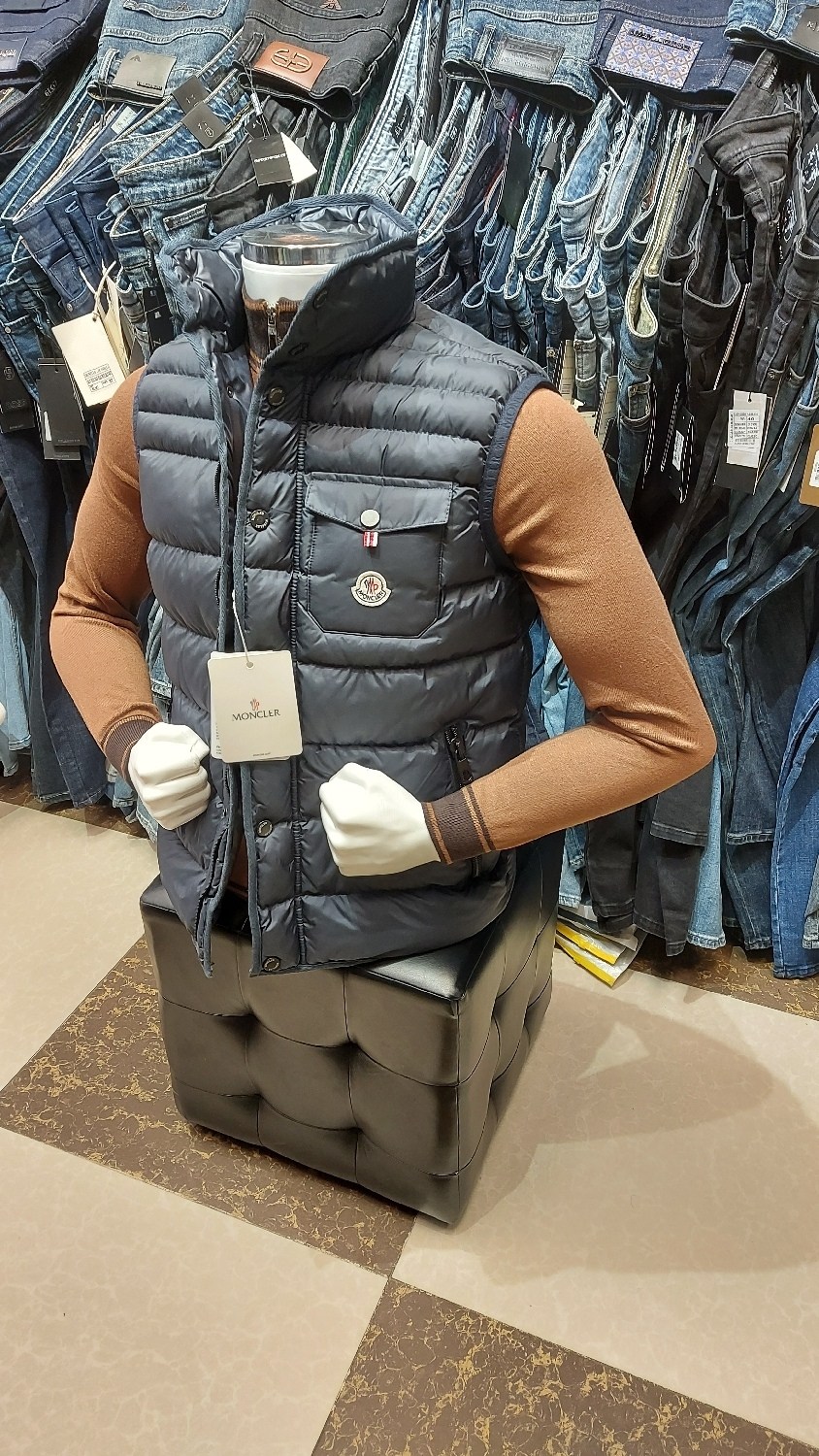 жилет moncler мужской,moncler жилет,жилетка moncler,moncler мужской брендовый жилет чёрного цвета,жилетка монклер мужская