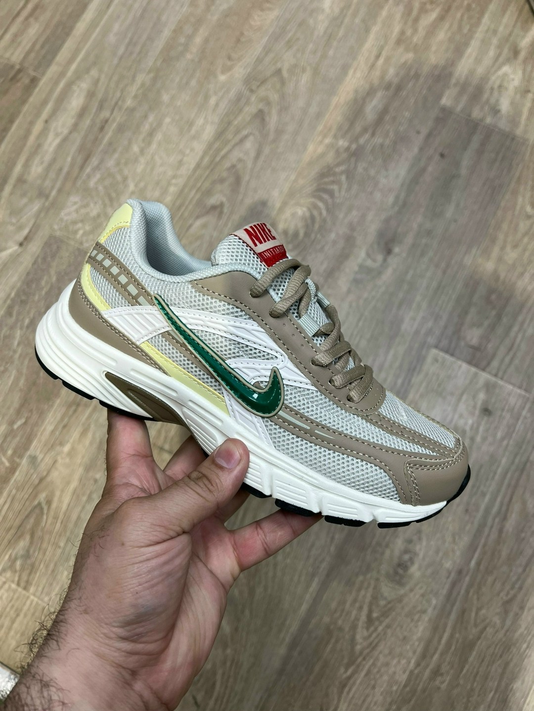 кроссовки nike initiator,кроссовки nike,кроссовки мужские nike initiator бежевые hj7683-072,повседневные кроссовки,мужские беговые кроссовки initiator от finish line nike бежевый