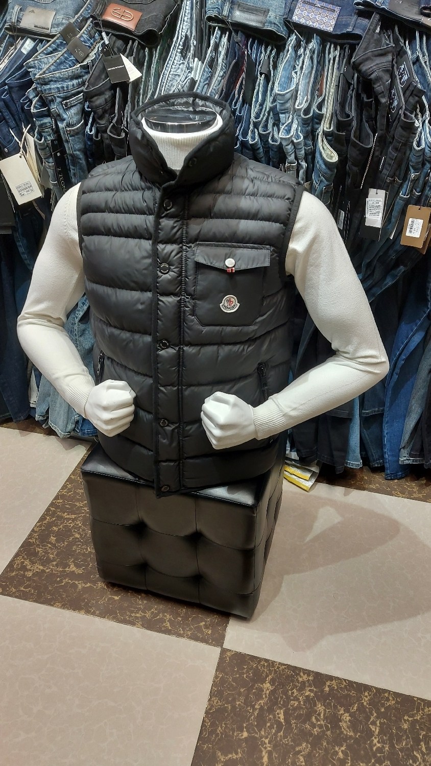 жилет moncler мужской,moncler жилет,жилетка moncler,moncler мужской брендовый жилет чёрного цвета,жилетка монклер мужская