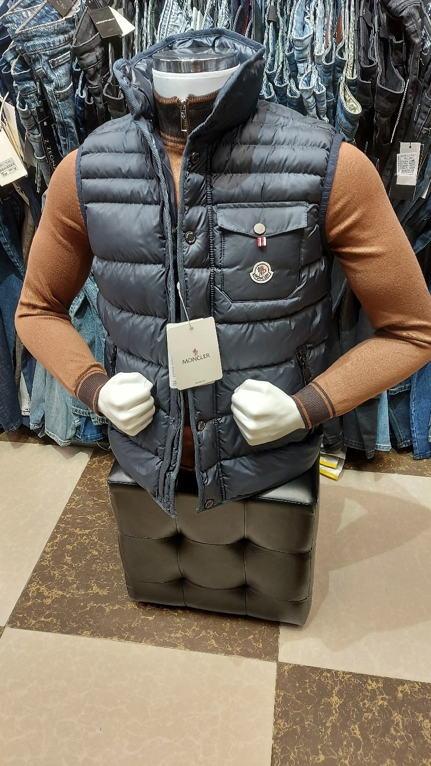 жилет moncler мужской,moncler жилет,жилетка moncler,moncler мужской брендовый жилет чёрного цвета,жилетка монклер мужская