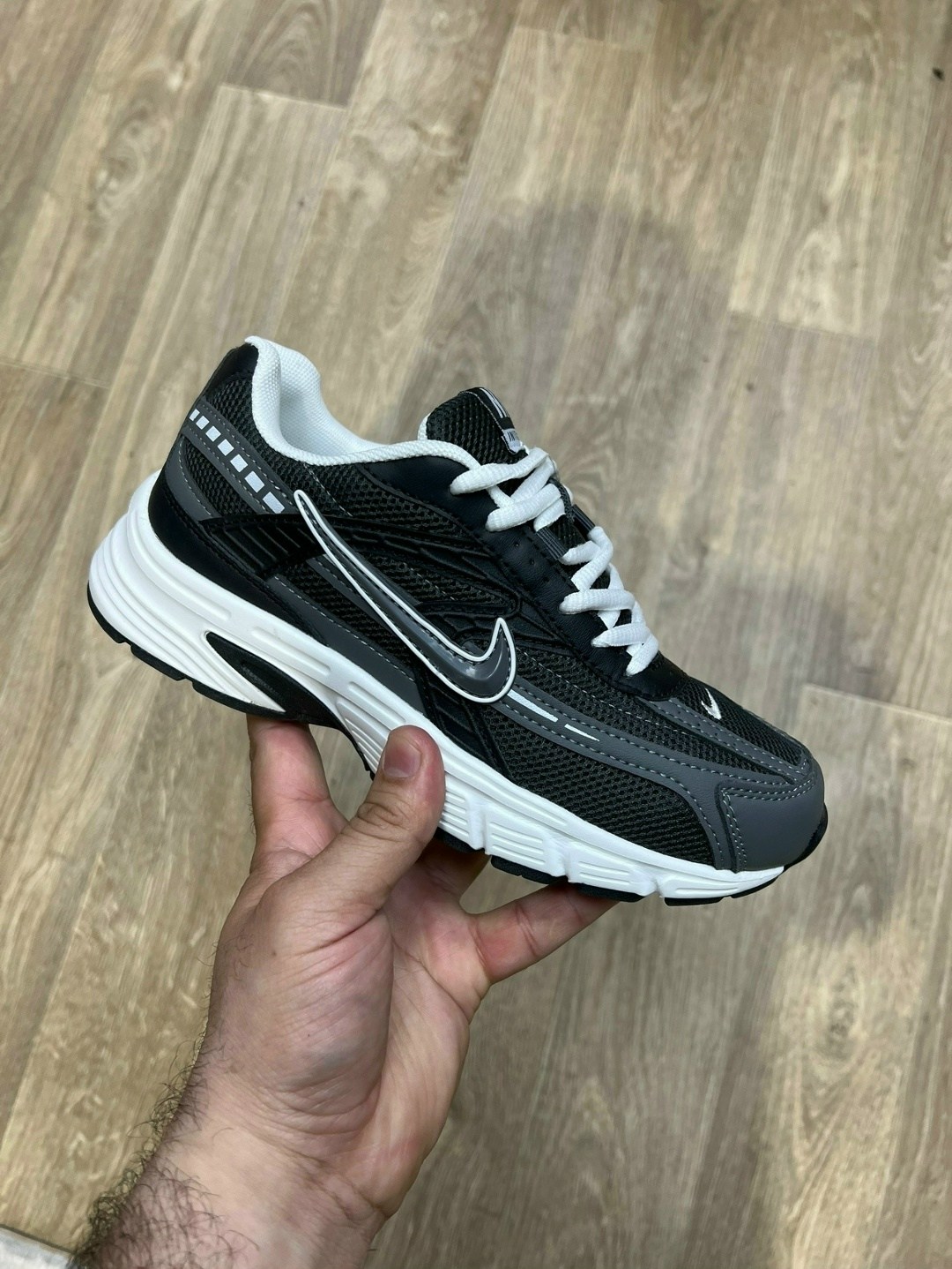 кроссовки nike initiator,кроссовки nike,кроссовки мужские nike initiator бежевые hj7683-072,мужские беговые кроссовки initiator от finish line nike бежевый,женские кроссовки nike