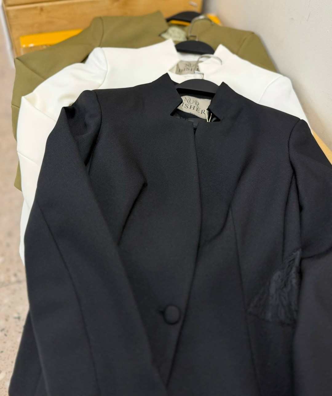 жакет с баской,женский пиджак,белый костюм,жакет,белый брючный костюм