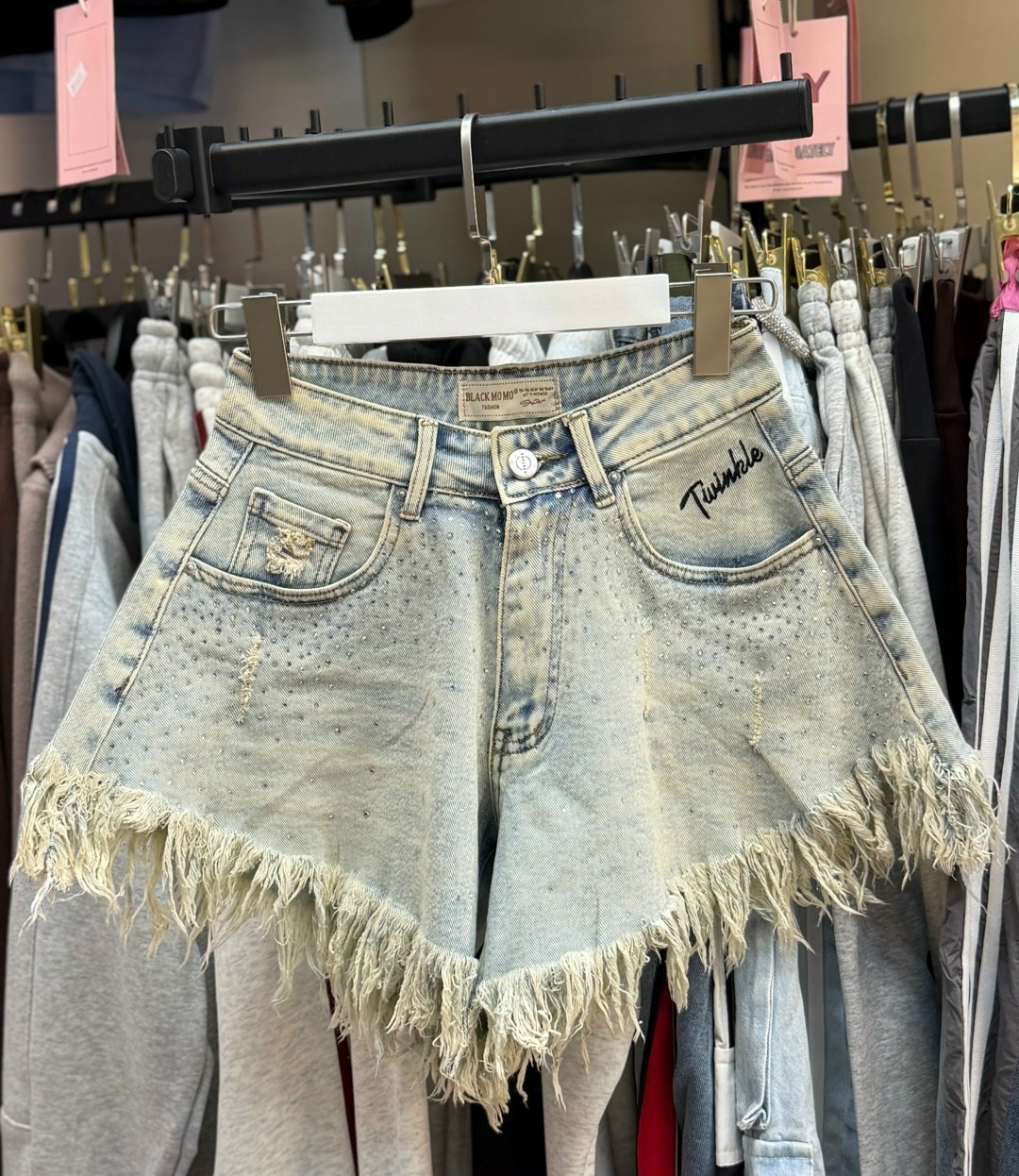 женские джинсовые шорты,джинсовые шорты,джинсовые шорты с бахромой,рваные джинсовые шорты,шорты с бахромой