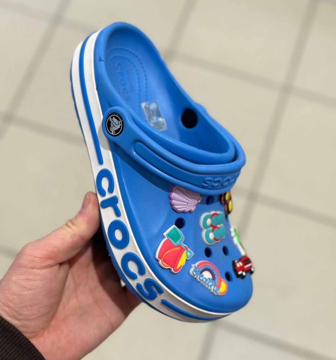 ,кроксы с джибитсами,кроксы розовые,сабо crocs,пины для кроксов