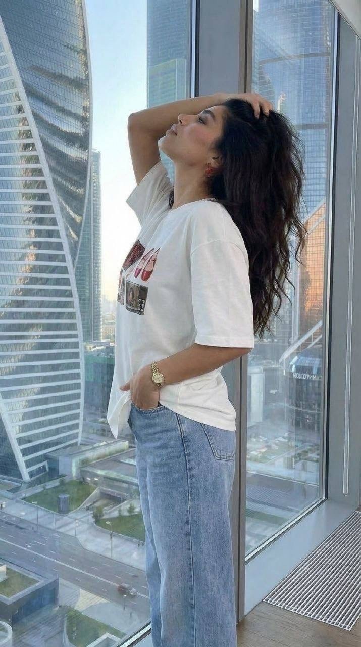 футболка базовая с принтом,футболка белая с,футболка с принтом,одежда стильная,женская футболка