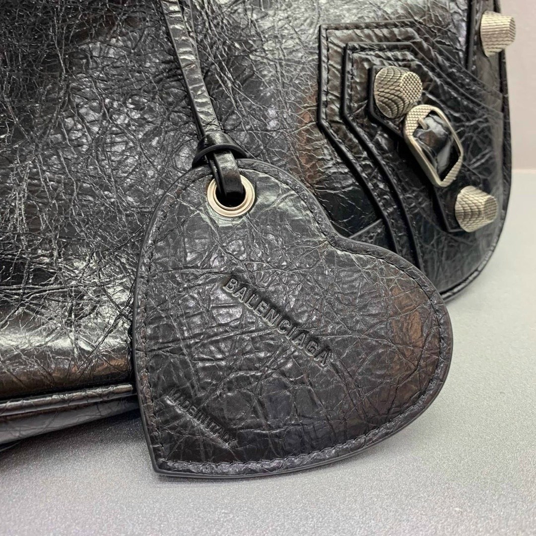 сумка neo classic из кожи большого размера balenciaga черный,сумка balenciaga,баленсиага сумка neo cagole siti,balenciaga дорожная сумка le cagole среднего размера черный,черная женская кожаная сумка