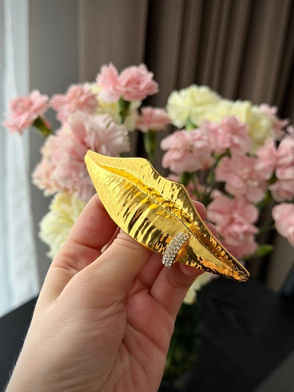 брошь для губ,золотые губы,стильная брошь,брошь золотая,большая брошь