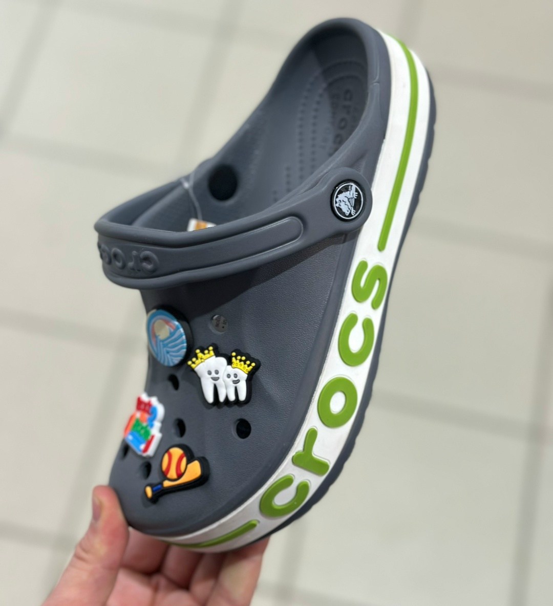 ,кроксы с джибитсами,кроксы розовые,сабо crocs,пины для кроксов