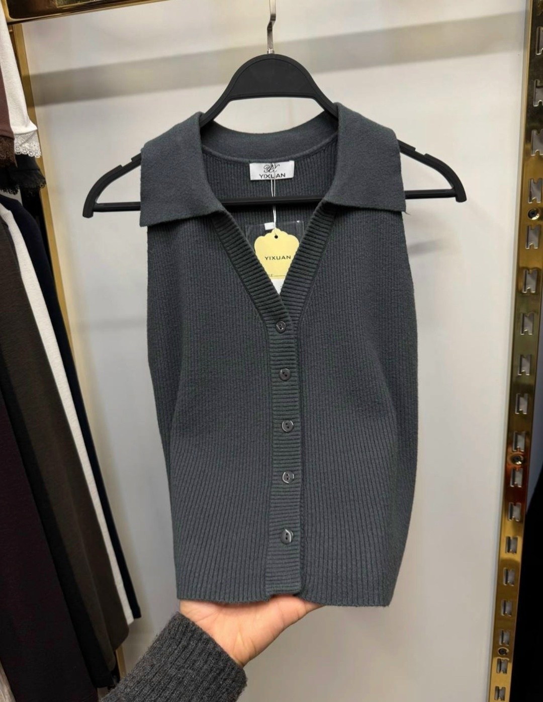 трикотажный топ,брюки льняные,жилет mango,бежевые брюки,широкие брюки