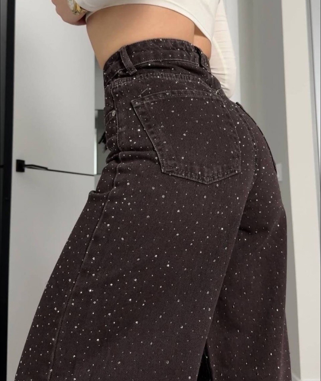 джинсы со стразами в золла,джинсы в стразах,джинсы широкие со стразами,джинсы со стразами 2026,женские джинсы со стразами