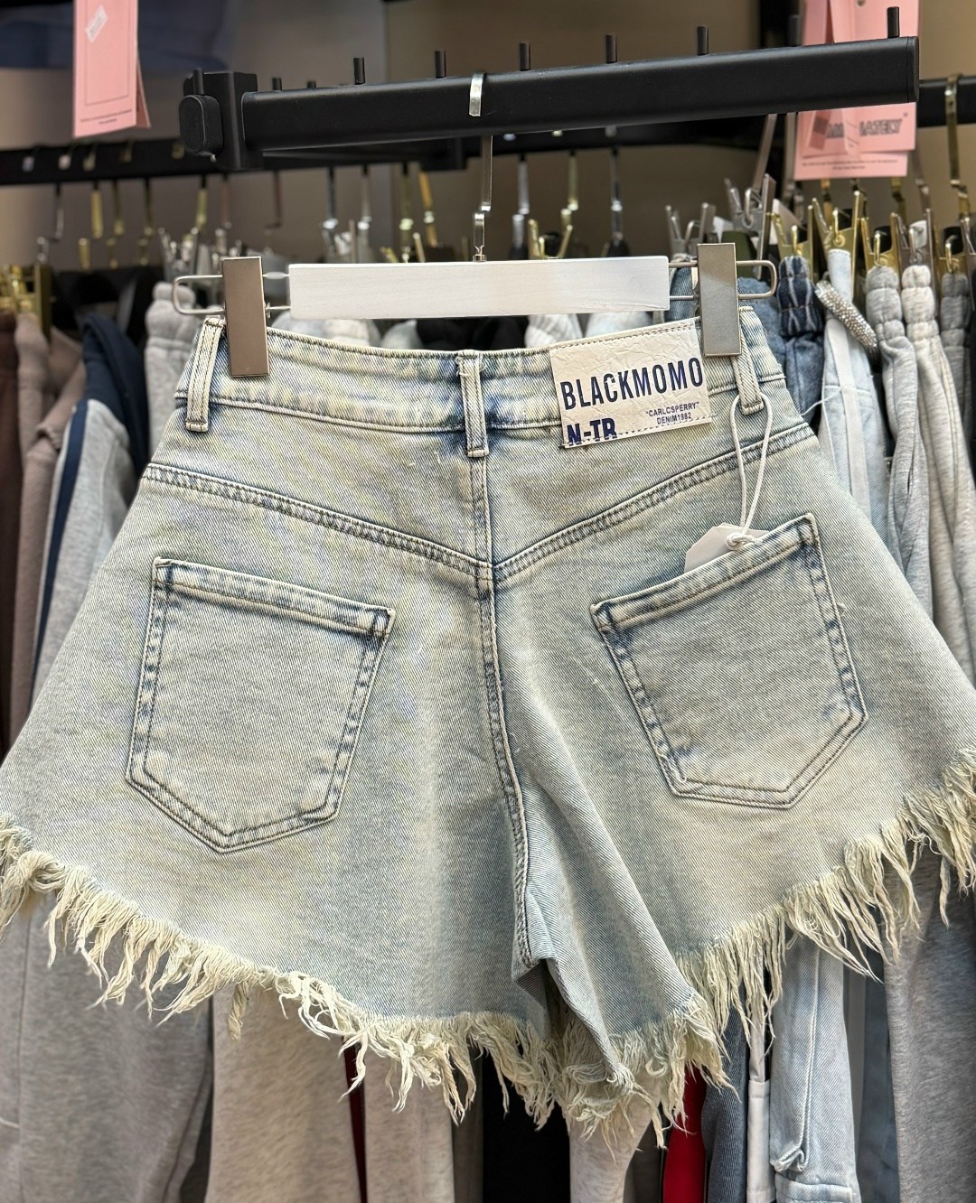 женские джинсовые шорты,джинсовые шорты,джинсовые шорты с бахромой,рваные джинсовые шорты,шорты с бахромой