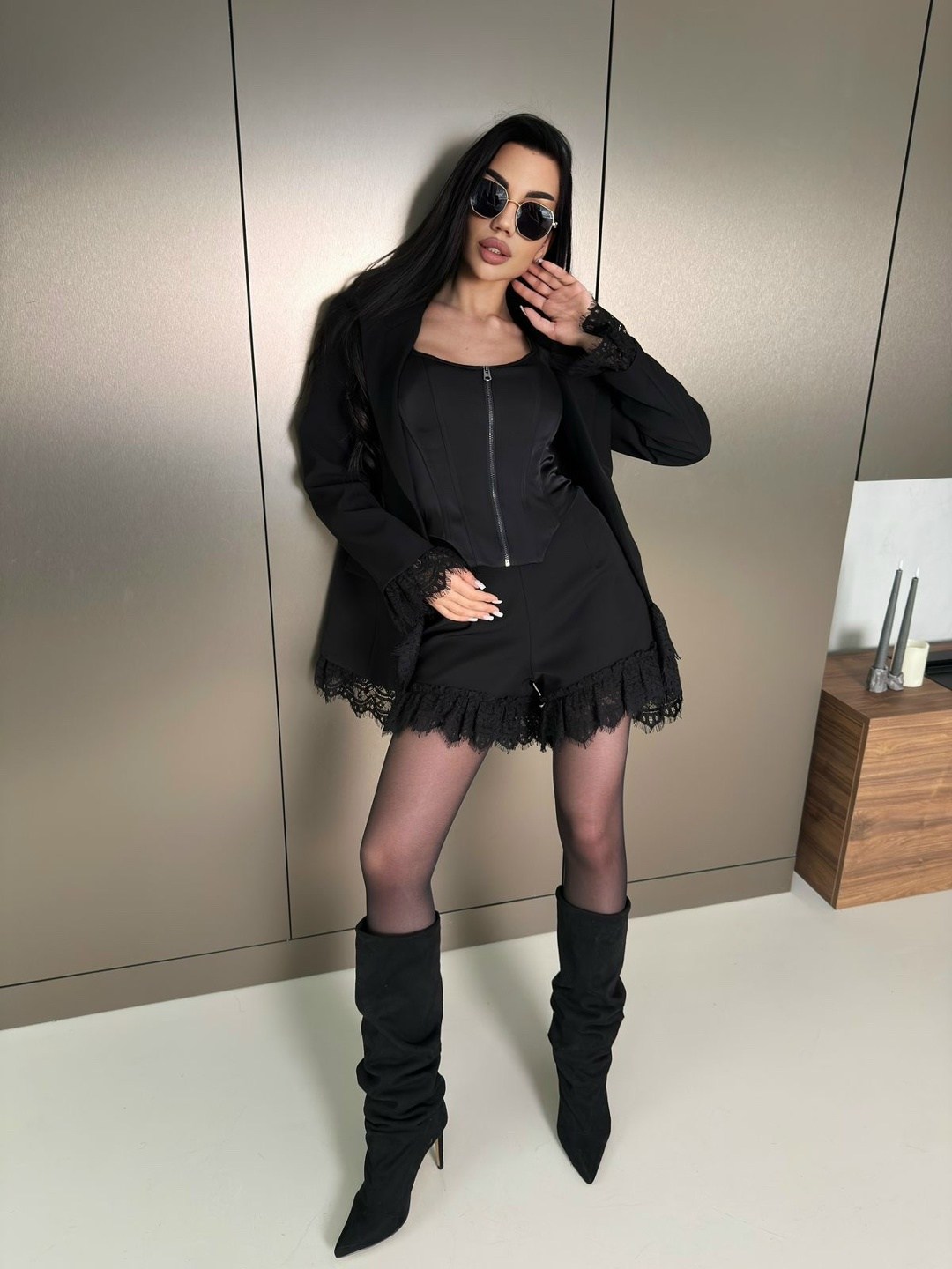 стильные наряды,костюм двойка пиджак и юбка,наряд,ботфорты на каблуке