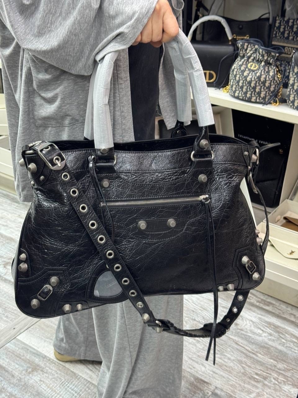 сумка neo classic из кожи большого размера balenciaga черный,сумка balenciaga,баленсиага сумка neo cagole siti,balenciaga дорожная сумка le cagole среднего размера черный,черная женская кожаная сумка