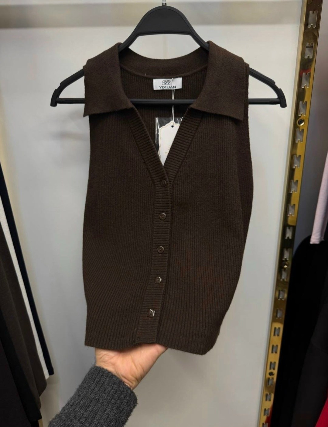 трикотажный топ,брюки льняные,жилет mango,бежевые брюки,широкие брюки