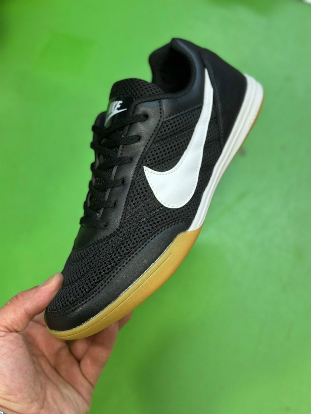 спортивная ,кеды футбольные,кроссовки,футбольные кеды найк,мужские кроссовки