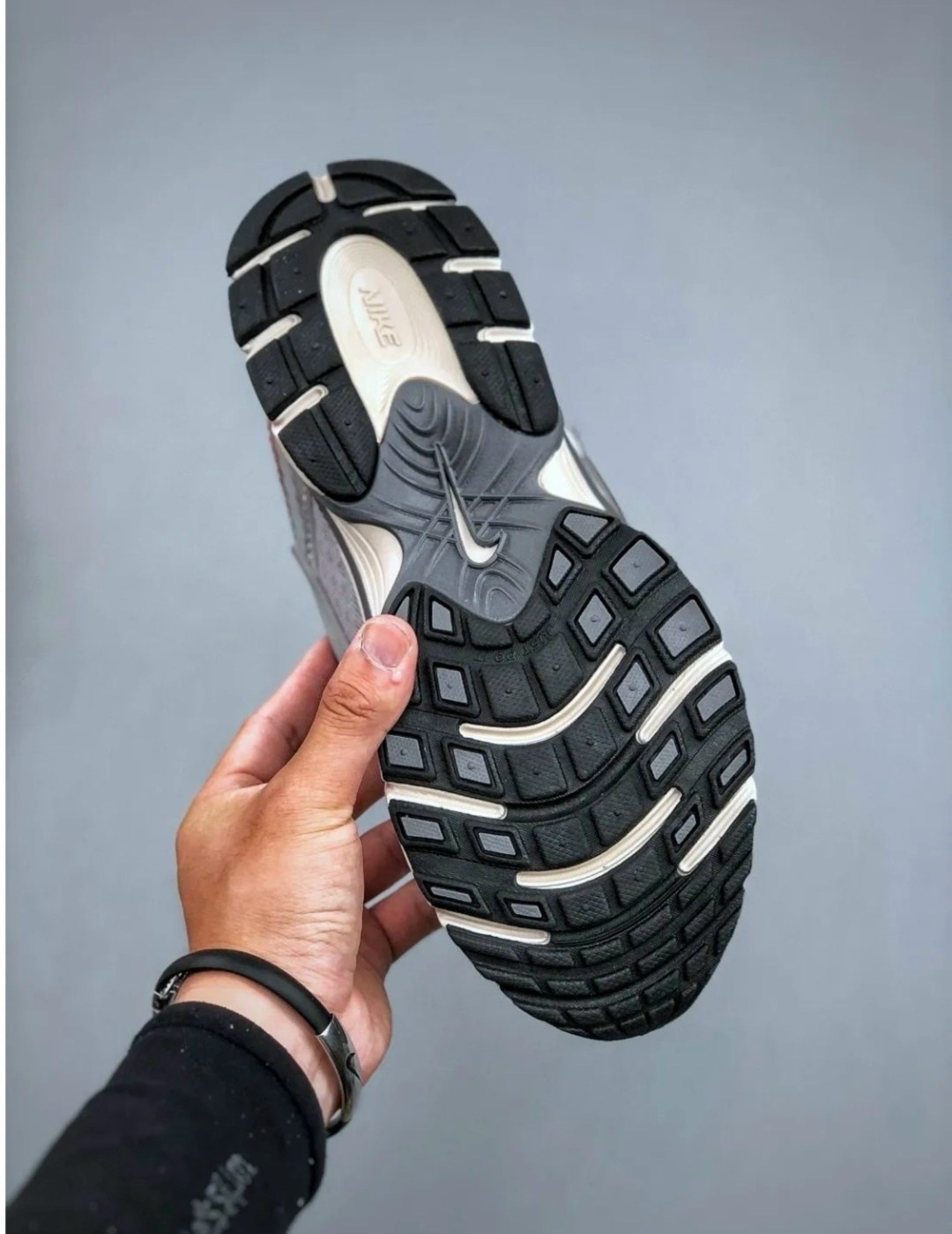 кроссовки nike,мужские и женские кроссовки,повседневные кроссовки,кроссовки nike zoom vomero 5,спортивная